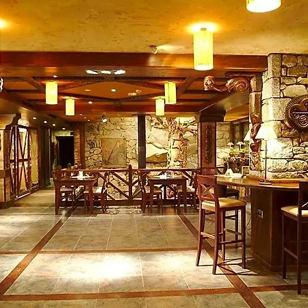 Llanos Del Hospital Otel