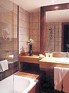 Llanos Del Hospital Otel