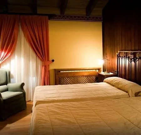 Llanos Del Hospital Otel